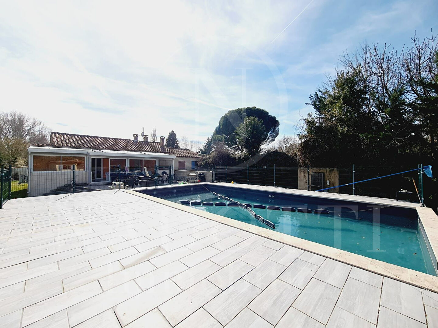 Maison Lauris 5 pièce(s) 102 m2 sur 2615m² de terrain plat avec piscine
